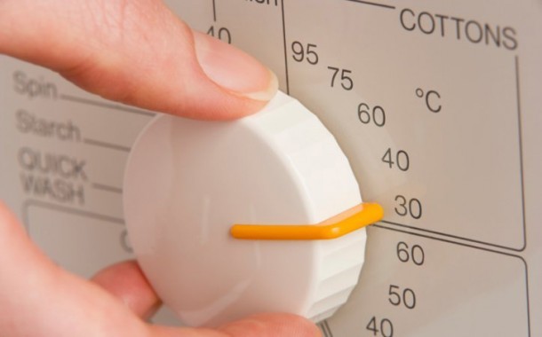 كيفية اختيار درجة الحرارة المناسبة لمياه الغسيل لكل نوع من أنواع الألبسة